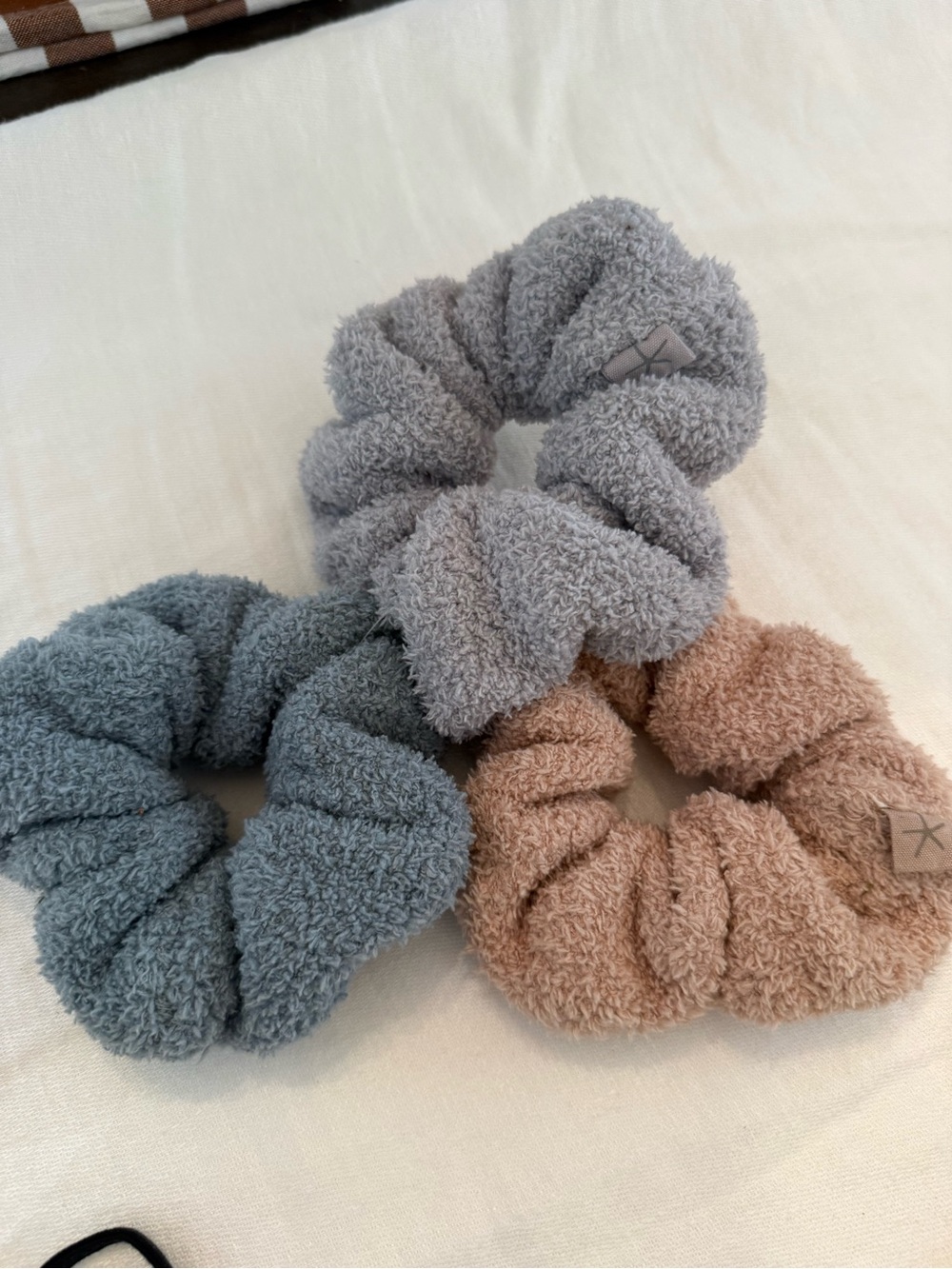Barefoot dreams Set of 3 CozyChic Scrunchies